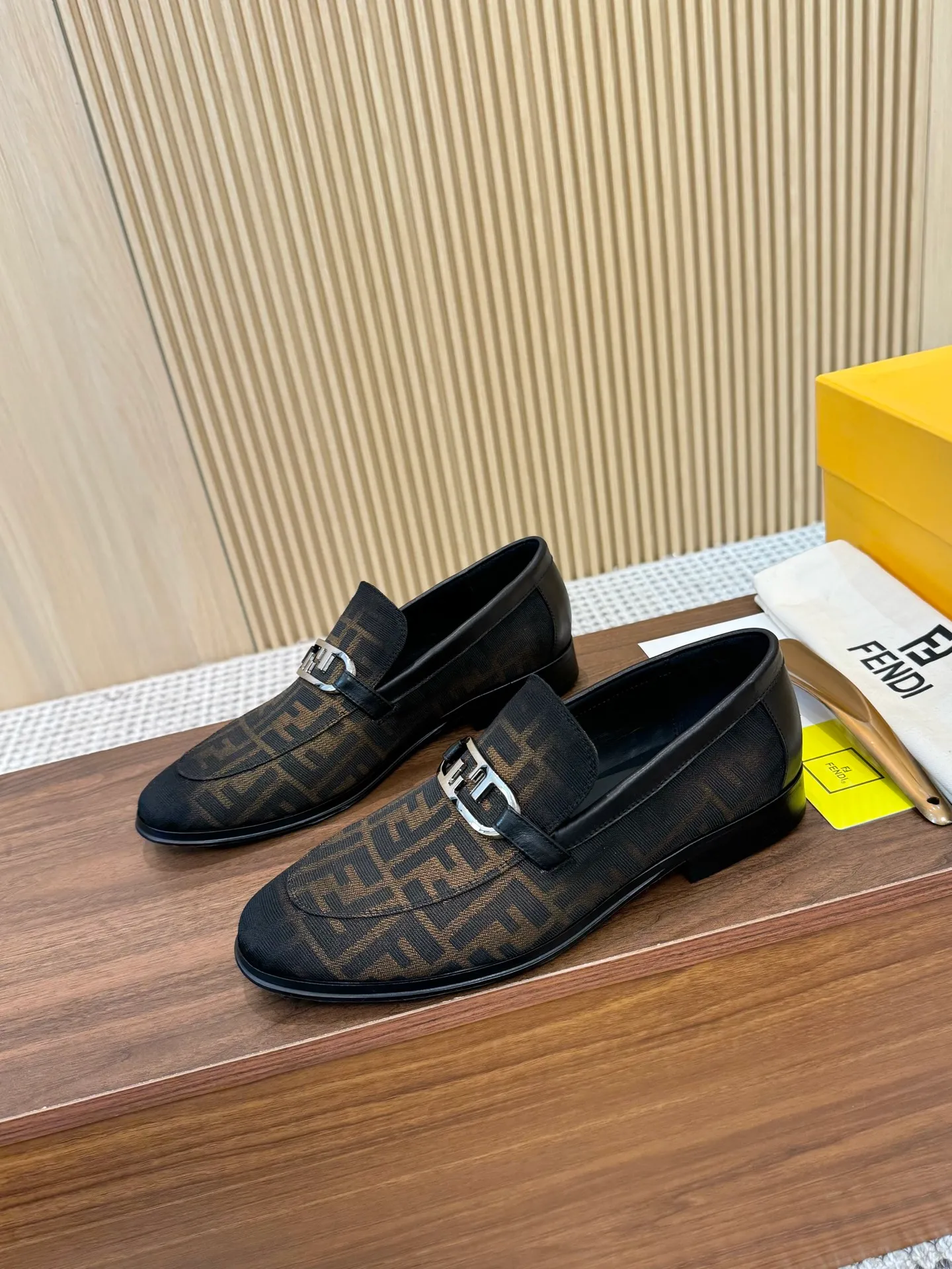 [FENDI] Top P: 980💰 ▪️Size: Men's 39-44. (Customized at 38.45.46) Fendi men's business casual leather shoes Imported brand cloth/calfskin/open edge beads/brand logo printing -Inside: Comfortable cowhide lining -Outsole: Genuine leather outsole with rubber backing embedded in the heel, perfect injection molding -Ultra-high quality control·Fine workmanship: highlighted (high-end·luxury·grade)